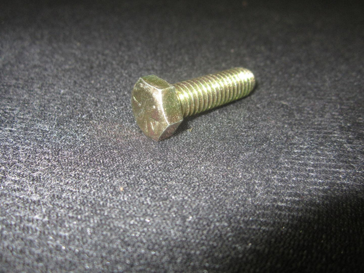 8303675 Screw