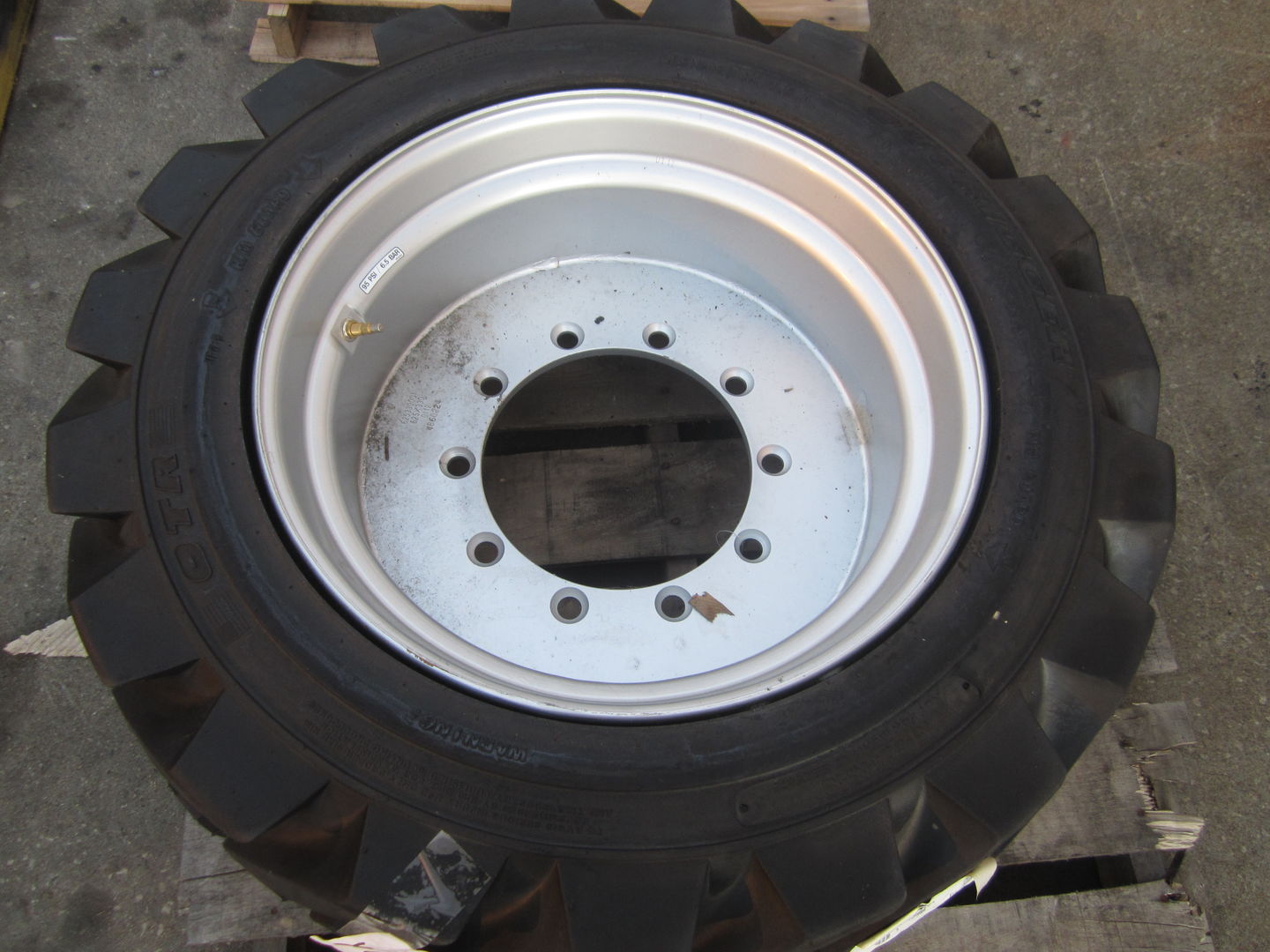 0271084 15-625 Pneu Tire, Wheel (Rh) | JLG
